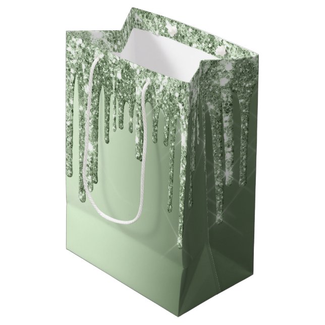 Glitzy Sage Green Sparkle Glitzer Tropfen Geburtst Mittlere Geschenktüte (Vorderseite Schrägansicht)