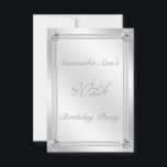 Glitzy Silver und Diamonds Look 90. Geburtstag Einladung<br><div class="desc">Diese elegante, glitzernde 3, 5 x 5 Zoll Einladung für eine 90. Geburtstagsparty hat einen zarten schattigen Hintergrund in metallisch silbergrauen Farben mit schmalen horizontalen und vertikalen Bändern in den gleichen Farben. Faltenförmige Diamantbilder Button der Ecken und des Textes: Der 90. in einem dekorativen Schriftart schmückt das Zentrum. Unterschiedliche Größen...</div>