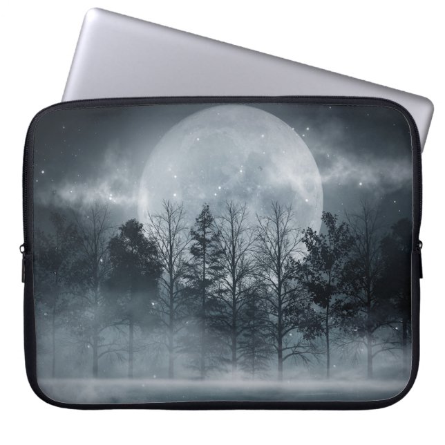 Gloomy Dark Forest: Moonlit Scene Laptopschutzhülle (Vorderseite)