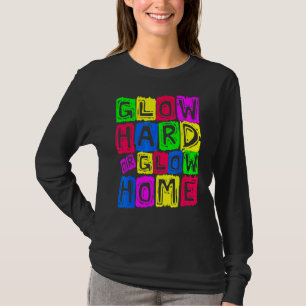Glow Hard oder Glow Zuhause 70er 80er für eine Fra T-Shirt