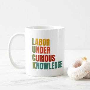 Glück. Arbeit unter neugierigen Kenntnissen Kaffeetasse