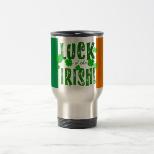 Glück bei der Tasse des irischen grünen Orangen We