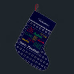 GLÜCK HANUKKAH Hebräische Liebe Joy Peace DARK BLU Kleiner Weihnachtsstrumpf<br><div class="desc">Dunkelblau GLÜCKLICHER HANUKKAH Strumpf mit silberfarbenem Stern von David Muster und LIEBE JOY PEACE geschrieben in Englisch und Hebräisch. Der Platzhalter Gruß und Name sind individuell einstellbar, sodass Sie Ihren Namen hinzufügen oder den Gruß ändern können. Das gleiche Design auf der Rückseite. Ideal, um Ihre kleinen Hanukka Geschenke zu präsentieren....</div>
