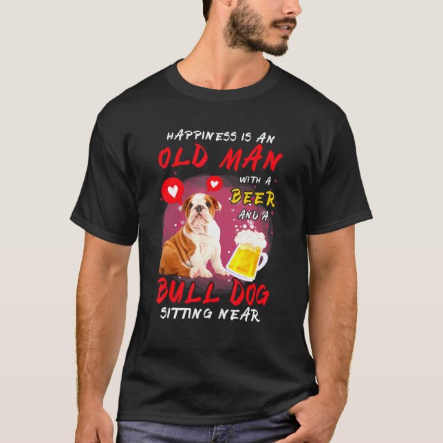 Glück ist ein alter Mann mit Bierbullen Hund, der  T-Shirt (Vorderseite)