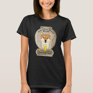 Glück ist ein alter Mann mit einem Bier Shiba in T-Shirt