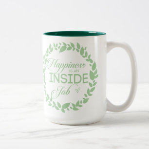 Glück ist ein grüner Kranz im Inneren eines Arbeit Zweifarbige Tasse