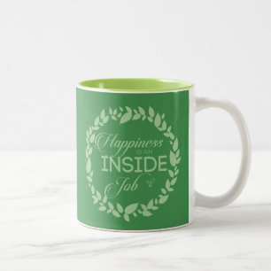 Glück ist ein grüner Kranz im Inneren eines Arbeit Zweifarbige Tasse