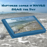 Glück kommt in den Wellen der Meere am Tag Trifold Geldbörse<br><div class="desc">Das Glück kommt in WAVES... SEAS the Day! Wellen, die an der Küste brechen, und Seefrachter vor der Küste am fernen Horizont sind ein gemeinsamer, aber schöner Meerblick vom Fort Lauderdale Beach Florida. Es ist eine Meereslandschaft mit Sand, Meer und Surfen, die auf diesen Wallets mit einem motivierend Wortspiel eingefangen...</div>