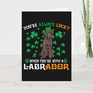 Glück mit einem schokoladenbraunen Labradorhund am Karte