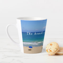 Glücklich am Strand / Meer und Sand Latte Tasse
