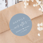 Glücklich bis ans Ende Staubblau Hochzeit Runder Aufkleber<br><div class="desc">Verleihen Sie Ihrem Hochzeitstag mit diesen "Happily Ever After"-Hochzeitsstickern eine romantische Note - eine zeitlose Möglichkeit, Ihre "Save the Date"-Karten, Partygeschenke, Einladungen oder Dankeskarten zu personalisieren. Mit einer eleganten Kalligrafieschrift auf blauem Hintergrund und dezentem weißen Text erfassen diese maßgeschneiderten Sticker die Freude und Eleganz Ihrer Feier. Personalisieren Sie sie mit...</div>