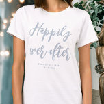 Glücklich immer nach Hochzeit Personalisiert Dusty T-Shirt<br><div class="desc">Machen Sie eine Aussage mit diesem personalisierten Hochzeitsfest T - Shirt! Die Wörter "Happily ever after" werden in einem trendigen Skript-Schriftart geschrieben,  und unten können Sie einen individuelle Name,  Hochzeitstag,  Ort oder anderen Text hinzufügen. Ein schönes Geschenk für jede Braut! Farben: staubiges Blau und Weiß.</div>