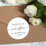 glücklich immer nach Hochzeit Runder Aufkleber<br><div class="desc">Chic Aufkleber für Ihre Hochzeitsfeier und Empfang-Einladungen,  speichern Sie die Termine,  Verlobungsfeiern,  Paarduschen und andere Hochzeitsfeiern mit "Happily Ever After" in schlichter moderner Typografie und einem eleganten Drehbuch mit Swashes,  Ihren Vornamen,  verbunden mit einem Herz und Ihrem Hochzeitstag.</div>