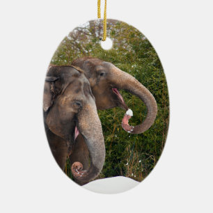 Glücklich lächelnde niedliche Elefanten spielen  Keramik Ornament