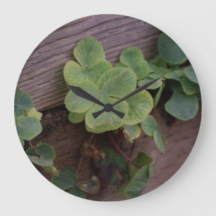 Glücklich oder bestimmt? St. Patricks Day-Kleeblät Große Wanduhr