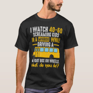 Glücklich schreiende Kinder in einem Mirror-Schulb T-Shirt