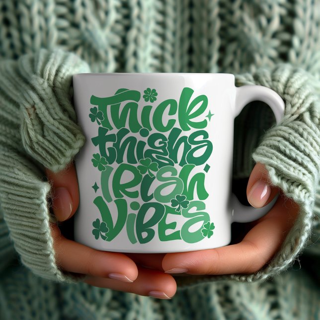 Glücklich "Thick Thighs Irish Vibes" St. Patrick's Kaffeetasse (Von Creator hochgeladen)