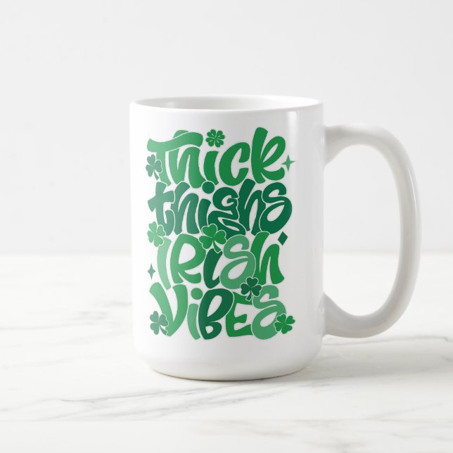 Glücklich "Thick Thighs Irish Vibes" St. Patrick's Kaffeetasse (Rechts)