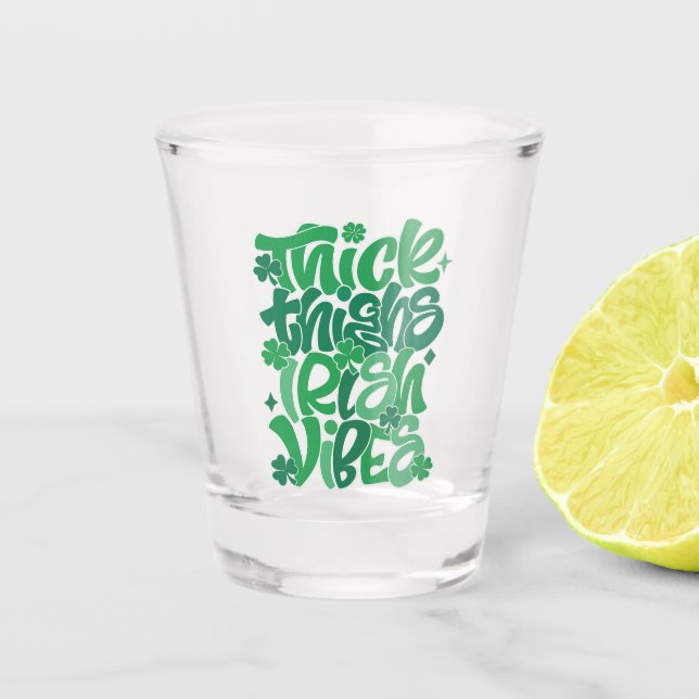 Glücklich "Thick Thighs Irish Vibes" St. Patrick's Schnapsglas (Vorderseite)