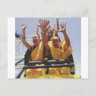 Glückliche buddhistische Mönche auf einem Roller-U Postkarte