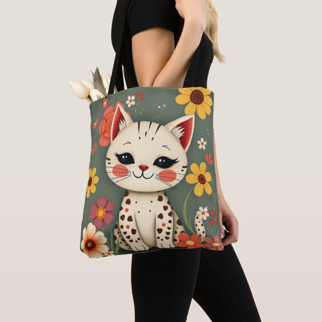 Glückliche gefleckte Katze mit Blumen Tasche (Von Nahem)