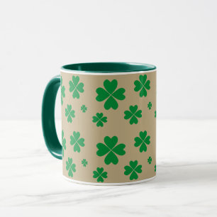 Glückliche Grüne Kleeblätter auf Beige Tasse