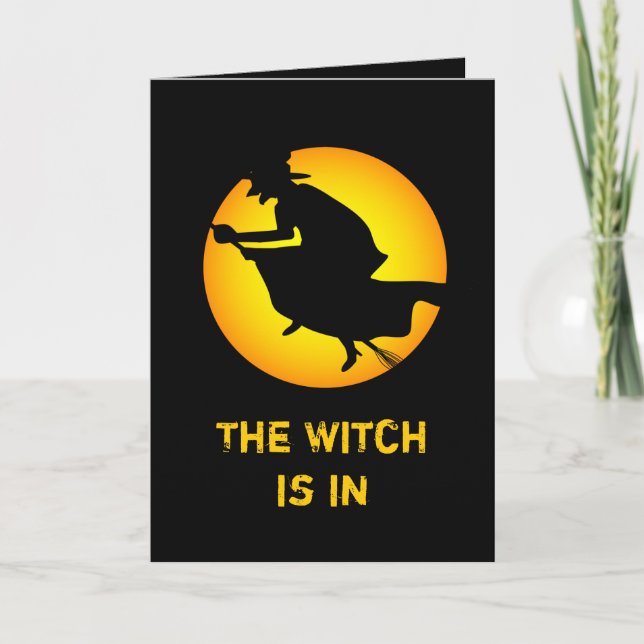 Glückliche Halloween-Hexe ist in der Grußkarte Karte (Vorderseite)
