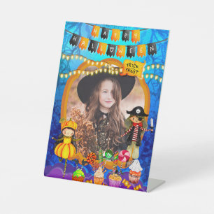 Glückliche Halloween-Kostümkinder Party-Feier Sockelschild