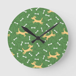 glückliche Hunde mit Knochenhintergrund Runde Wanduhr