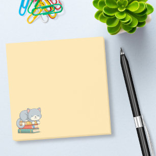 Glückliche Katze auf einem Bücherstapel Gelb Post-it Klebezettel