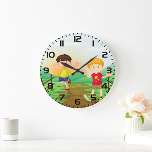 Glückliche Kinder beim Spielen im Freien Große Wanduhr