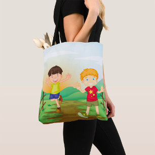 Glückliche Kinder beim Spielen im Freien Tasche