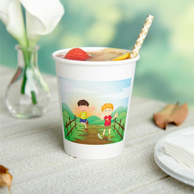 Glückliche Kinder spielen draußen Pappbecher (Von Creator hochgeladen)