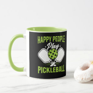 Glückliche Leute spielen Pickleball Tasse
