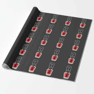 Glückliche Mädchen haben hübsche Geschenkpapier