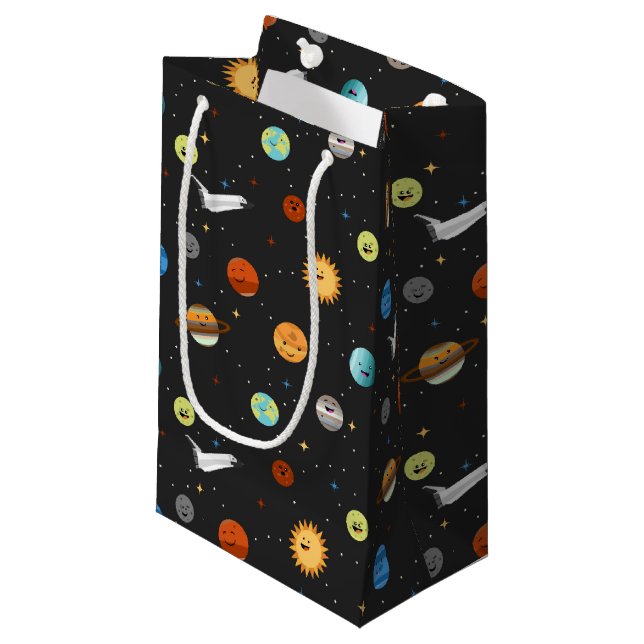 Glückliche Planeten im Weltraum Kleine Geschenktüte (Vorderseite Schrägansicht)