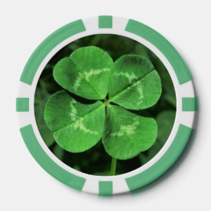 Glückliche Poker Chips in Vierblättriges Kleeblatt