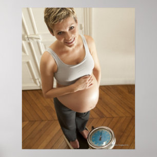 Glückliche schwangere Frau stehend auf Skala Poster