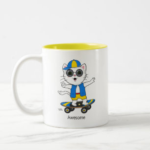 Glückliche Skater-Katze in Blau und Gelb gekleidet Zweifarbige Tasse