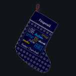 GLÜCKLICHER CHANUKAH Hebräische Liebe Joy Peace DA Kleiner Weihnachtsstrumpf<br><div class="desc">Dunkelblau GLÜCKLICHER CHANUKAH Strumpf mit silberfarbenem Stern von David Muster und LIEBE JOY PEACE geschrieben in Englisch und Hebräisch. Der Platzhalter Gruß und Name sind individuell einstellbar, sodass Sie Ihren Namen hinzufügen oder den Gruß ändern können. Das gleiche Design auf der Rückseite. Ideal, um Ihre kleinen Hanukka Geschenke zu präsentieren....</div>
