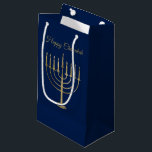 Glücklicher Chanukah Imitat-GoldMenorah Kleine Geschenktüte<br><div class="desc">Wickeln Sie Ihre Geschenke in der Art diese Ferienzeit mit unseren eleganten Chanukah Geschenktaschen ein. Diese einfachen aber ChicAusrüstungsbeschreibungen ein Marineblauhintergrund mit einem großen Imitatgoldmenorah in der Mitte. Über ihr liest "glückliches Chanukah". Entworfen durch Künstler © Tim Coffey und Susan Coffey.</div>