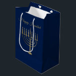 Glücklicher Chanukka-Imitat-GoldMenorah Mittlere Geschenktüte<br><div class="desc">Wickeln Sie Ihre Geschenke in der Art diese Ferienzeit mit unseren eleganten Chanukka-Geschenktaschen ein. Diese einfachen aber ChicAusrüstungsbeschreibungen ein Marineblauhintergrund mit einem großen Imitatgoldmenorah in der Mitte. Über ihr liest "glückliches Chanukka". Entworfen durch Künstler © Tim Coffey und Susan Coffey.</div>