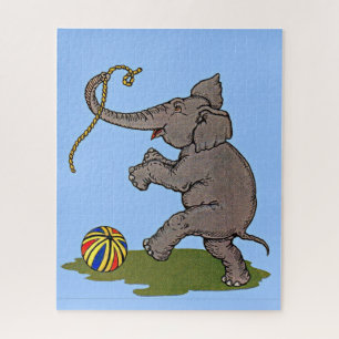 glücklicher Elefant, der mit Seil und Ball spielt