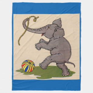 glücklicher Elefant, der mit Seil und Ball spielt Fleecedecke