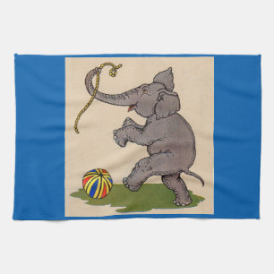 glücklicher Elefant, der mit Seil und Ball spielt Handtuch