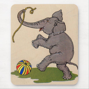 glücklicher Elefant, der mit Seil und Ball spielt Mousepad