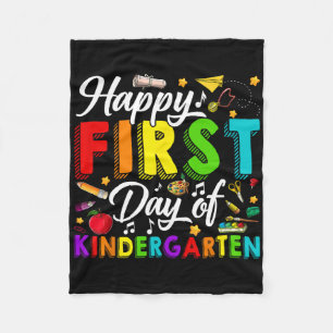 Glücklicher erster Tag im Kindergarten Zurück zur Fleecedecke