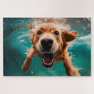 Glücklicher Golden Retriever Schwimmt Unterwasser