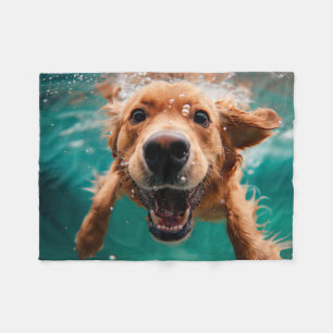 Glücklicher Golden Retriever Schwimmt Unterwasser Fleecedecke