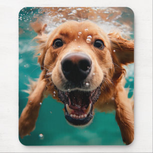 Glücklicher Golden Retriever Schwimmt Unterwasser Mousepad
